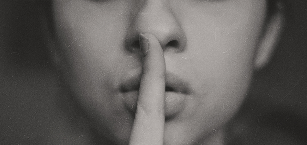 Schwarz-Weiß-Fotografie einer Frau, die sich den Finger vor den Mund hält, im Sinne der Non-response bias.